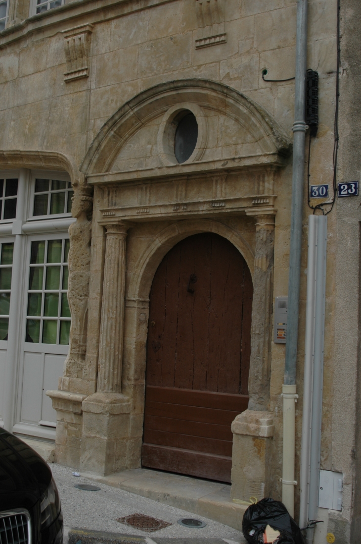 Belle porte de maison place de l'église , les personnages sont   - Fontenay-le-Comte