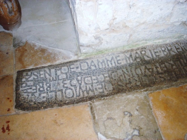 Pierre tombale du curé rené Guillard dcd en 1613 - Jard-sur-Mer