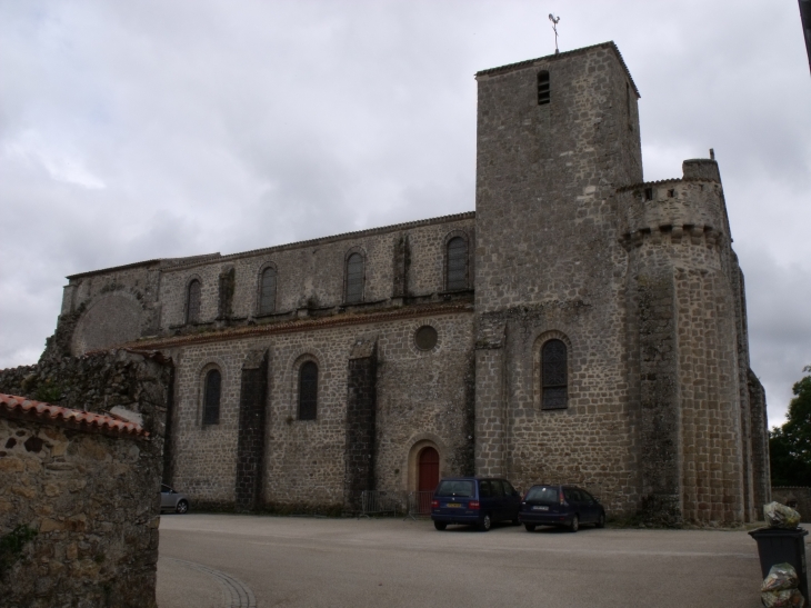 Eglise Saint Nicolas ...Plus vieille eglise de vendée X eme Siecle - La Chaize-le-Vicomte