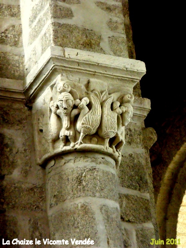 Dans l'église Saint Nicolas chapiteaux historiés du XI eme siècle - La Chaize-le-Vicomte