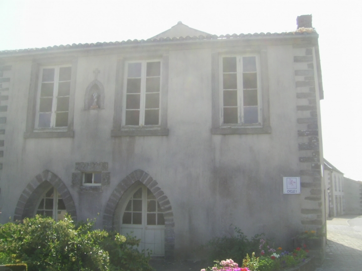 Maison offerte à la Municipalité par son Prêtre, Antoine GIROND 1807-1875, mais actuellement à l'abandon et sans plaque commémorative.  - La Tardière