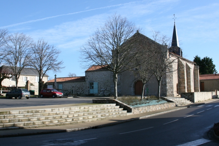 L'église sous un autre angle (avec la mairie située au fond, à gauche) - Landeronde