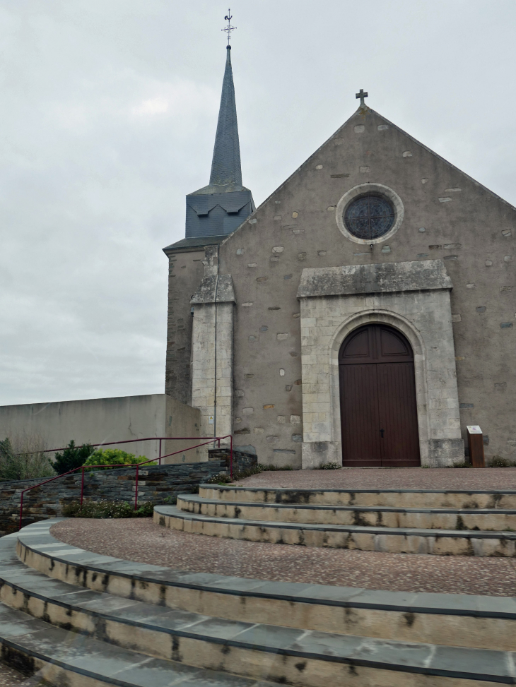 L'église Saint Laurent : entrée et clocher en bec d'hirondelle - Le Fenouiller