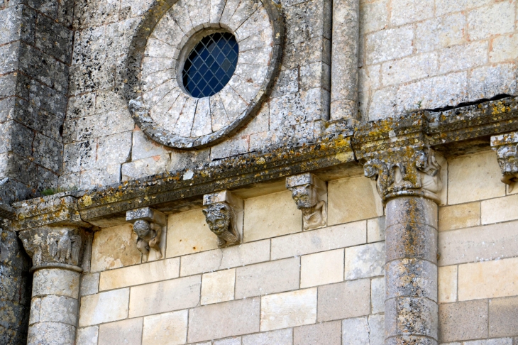 La corniche au dessus du portail de l'église Saint nicolas. - Maillezais