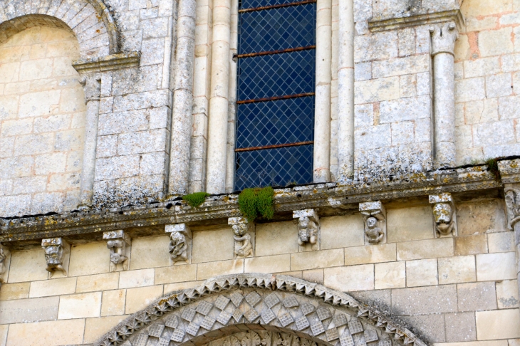 La corniche au dessus du portail de l'église Saint nicolas. - Maillezais