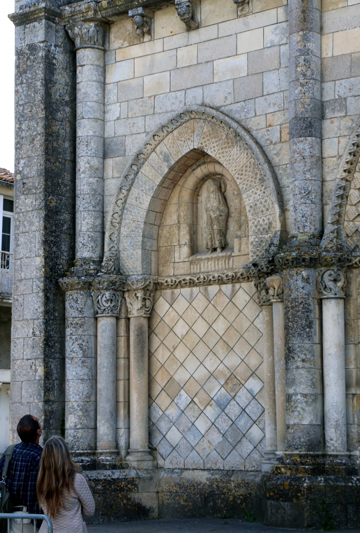 A-gauche-du-portail arcature aveugle-de-l-eglise-saint-nicolas - Maillezais