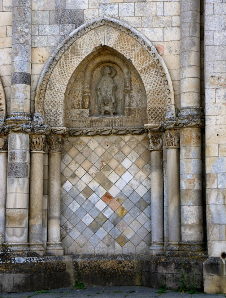 A-droite-du-portail arcature aveugle-de-l-eglise-saint-nicolas - Maillezais