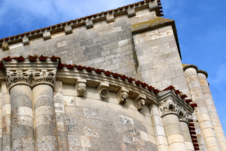 Modillons de l'abside de l'église Saint Nicolas. - Maillezais