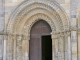 Photo suivante de Maillezais Le portail central, sans tympan, est encadré par deux arcatures aveugles dans lesquelles sont nichées 2 statues indéfinissables.
