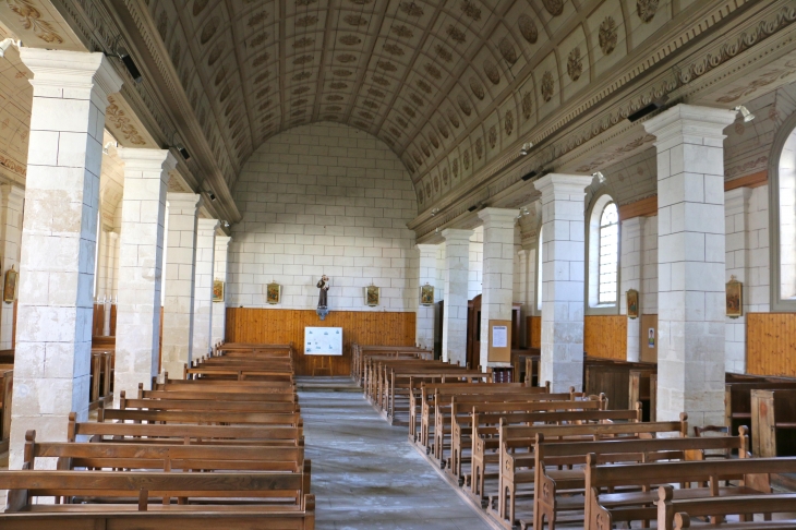 La nef de l'église Saint Sigismond. - Saint-Sigismond