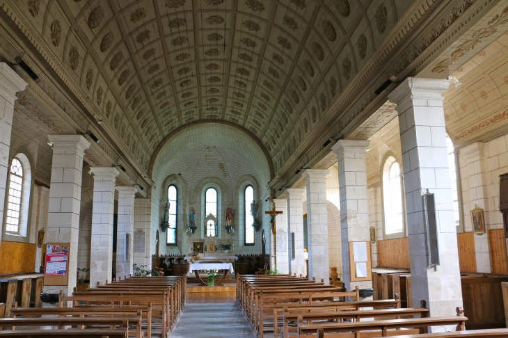 La nef vers le choeur de l'église Saint Sigismond. - Saint-Sigismond