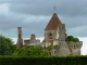 le clocher derrière le château