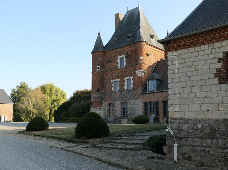 Dans la cour du château - Bois-lès-Pargny