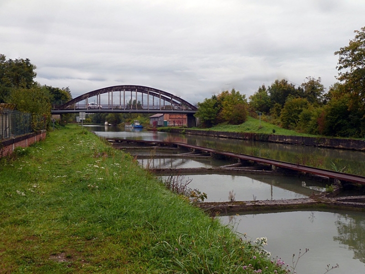 Pont sur le canal - Bourg-et-Comin