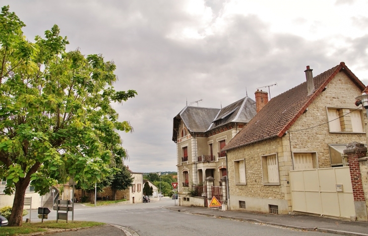 Le Village - Bourg-et-Comin