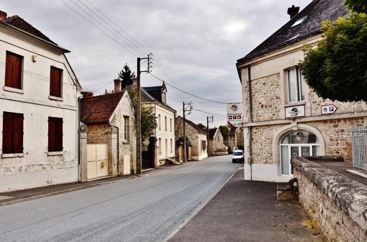 Le Village - Bourg-et-Comin