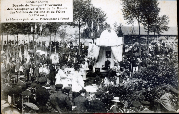 Parade du Bouquet Provincial des Compagnies d'Arc de la Ronde des Vallées de l'Aisne et de l'OIse (25 mai 1913). Carte postale ancienne. - Braine