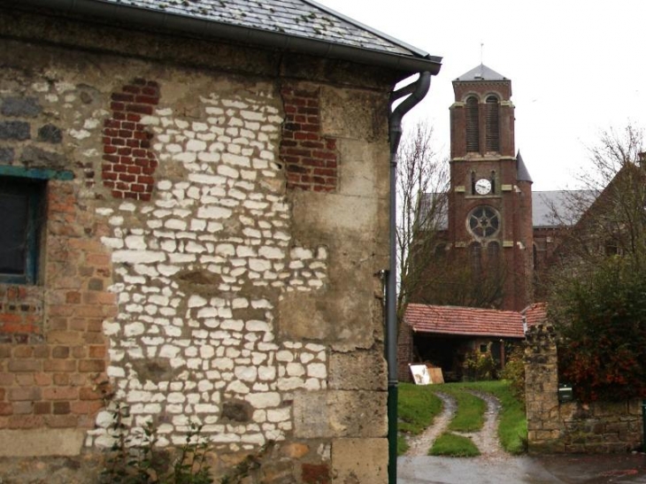 Vers l'église - Couvron-et-Aumencourt