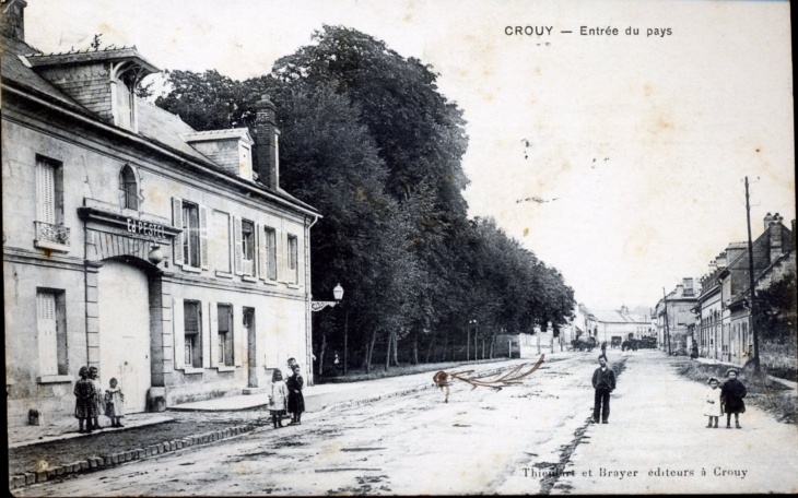 Entrée du Pays, vers 1912 (carte postale ancienne). - Crouy