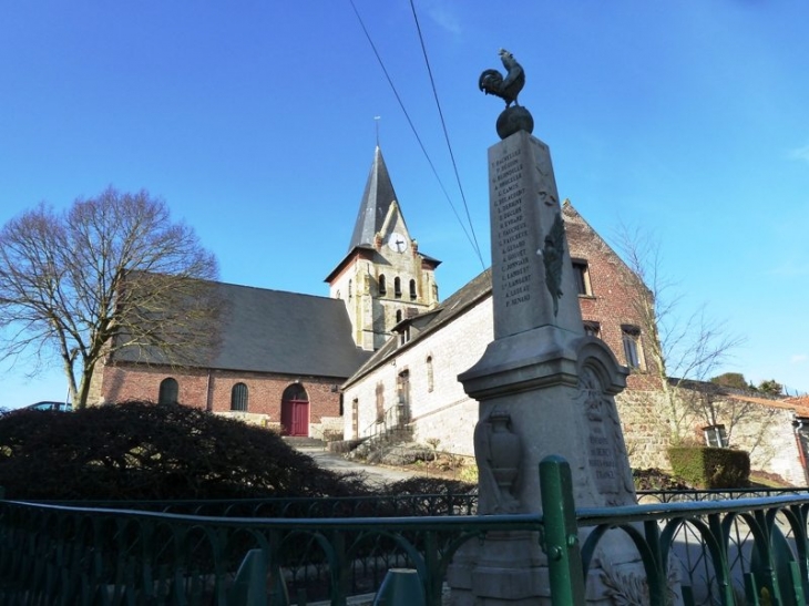 L'église et le monument aux morts - Dercy