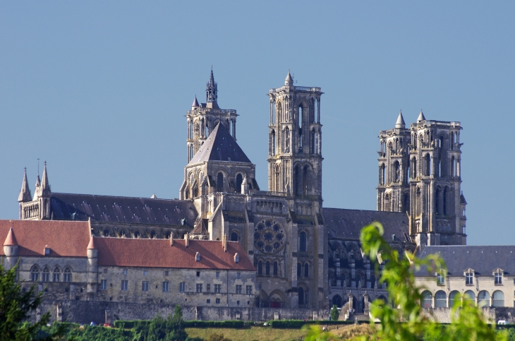 Cathédrale Notre-Dame de Laon.  Edifice gothique majeur de France. Sa construction est antérieure à la cathédrale Notre-Dame de Paris.  La cathédrale actuelle remplace un édifice endommagé lors de la révolte communale de 1112. Elle fut édifiée à partir 11