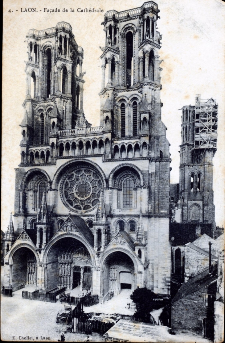 Façade de la Cathédrale, vers 1915 (carte postale ancienne). - Laon