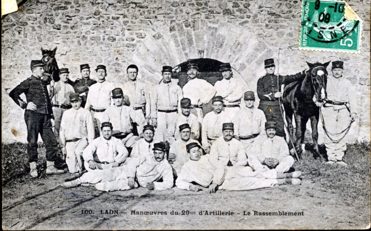 Manoeuvres du 29ème  d'Artillerie, le rassemblement vers 1908 (carte postale ancienne). - Laon