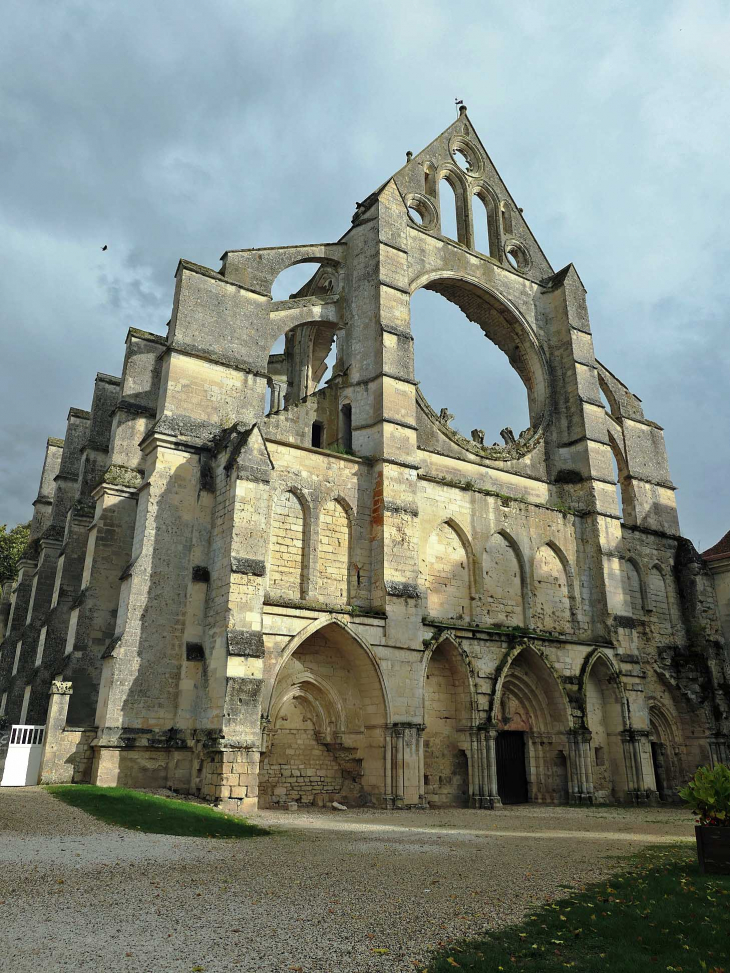 Les ruines de l'abbaye Notre Dame - Longpont