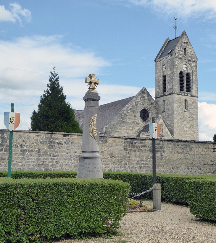 L'église et le monument aux morts - Monampteuil