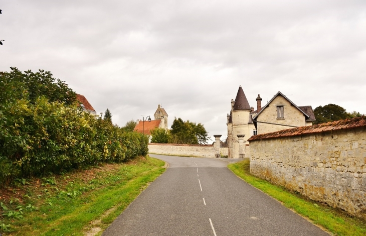 Le Village - Moussy-Verneuil