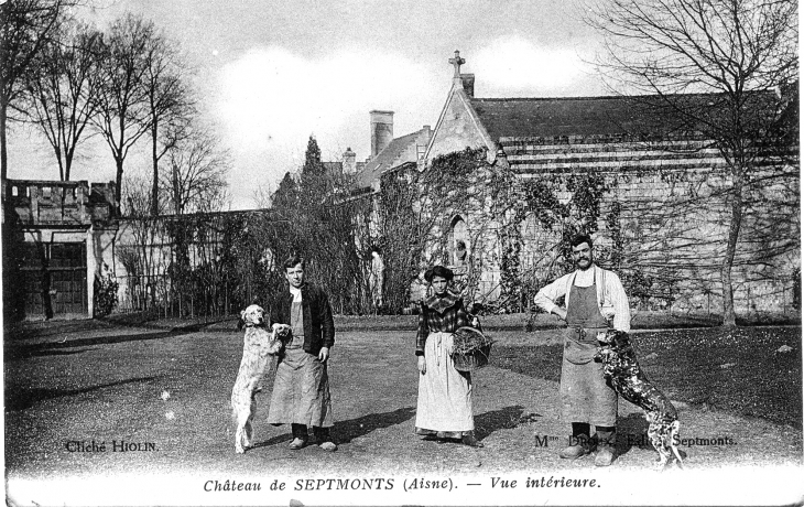 Le Château - Vue intérieure. (carte postale de 1916) - Septmonts