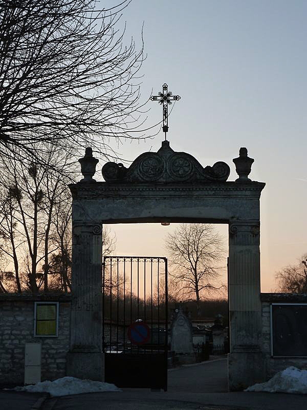 L'entrée du cimetière - Sissonne