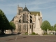 La cathédrale Saint Gervais vue depuis la place Fernand Marquigny avec au premier plan le monument aux morts