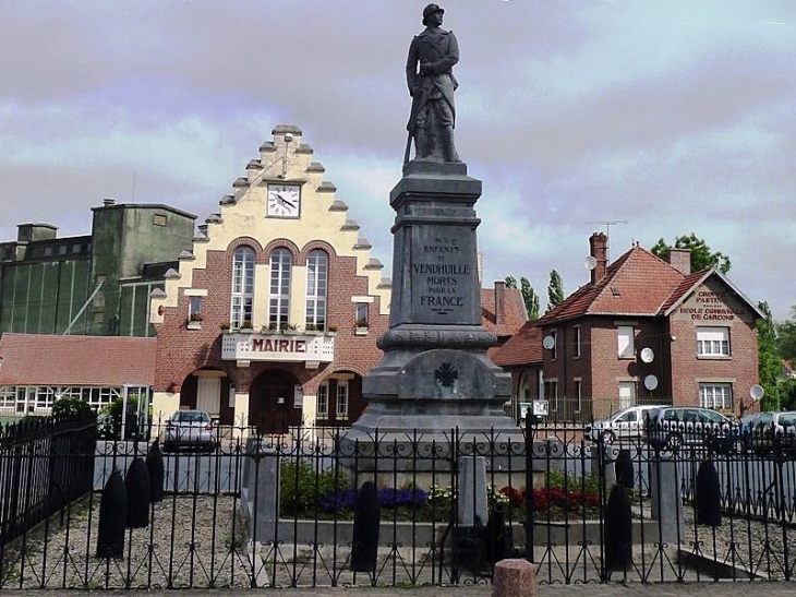 La mairie et le monument aux morts - Vendhuile