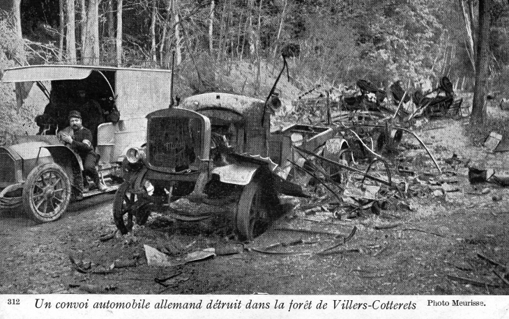 Un convoi automobile allemand détruit dans la forêt (carte postale de 1915) - Villers-Cotterêts