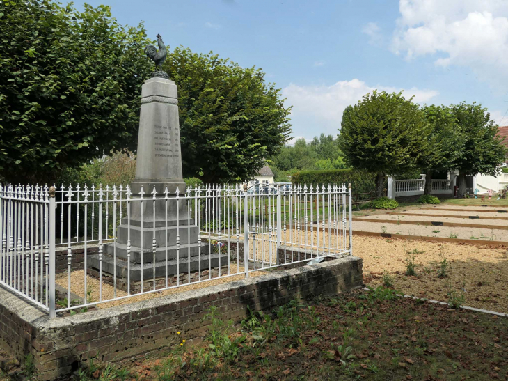 Le monument aux morts sur une placette - Beaugies-sous-Bois