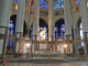 la cathédrale : le maître autel et les vitraux du déambulatoire