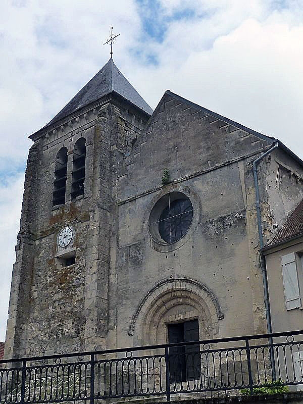 Le clocher et l'entrée de l'église - Betz