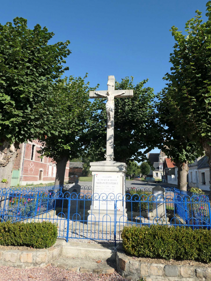 Place des Tilleuls : le monument aux morts - Brétigny
