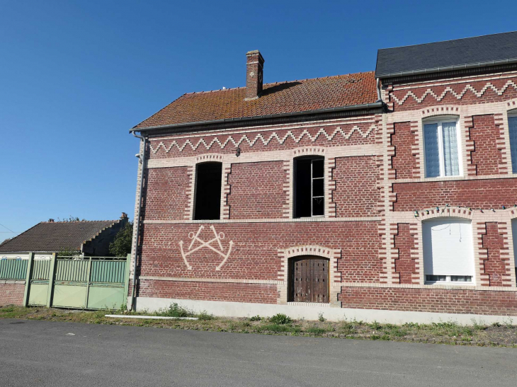 Place des Tilleuls : curieux symbole sur un local agricole - Brétigny