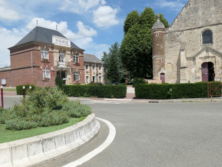La mairie et l'église - Chevrières