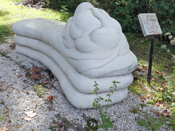 Sculpture contemporaine dans le parc - Dives