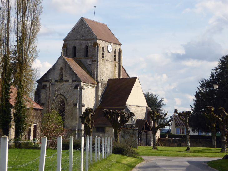 L'église à l'entrée du village - La Villeneuve-sous-Thury