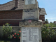 le monument aux morts tués dans les environs