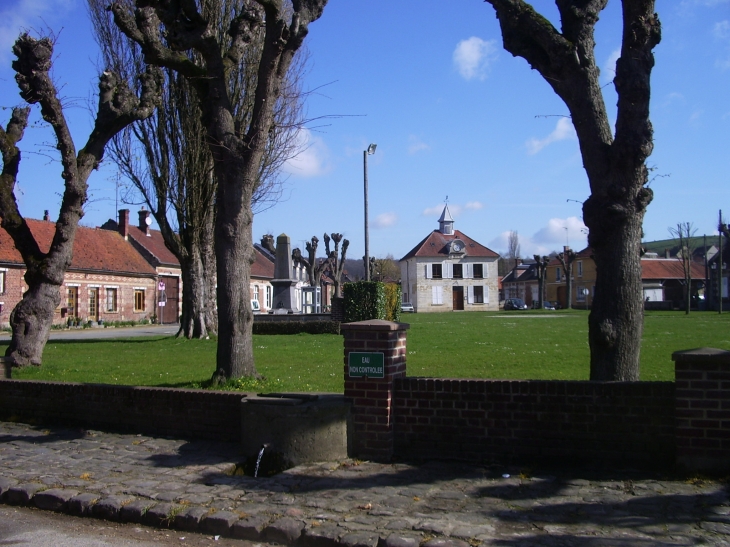 Place de la mairie et monument aux morts - Mareuil-la-Motte