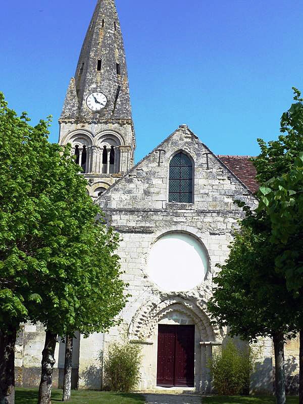 L'entrée de l'église - Marolles