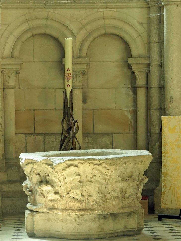 Cathédrale Notre Dame : la cuve baptismale - Noyon