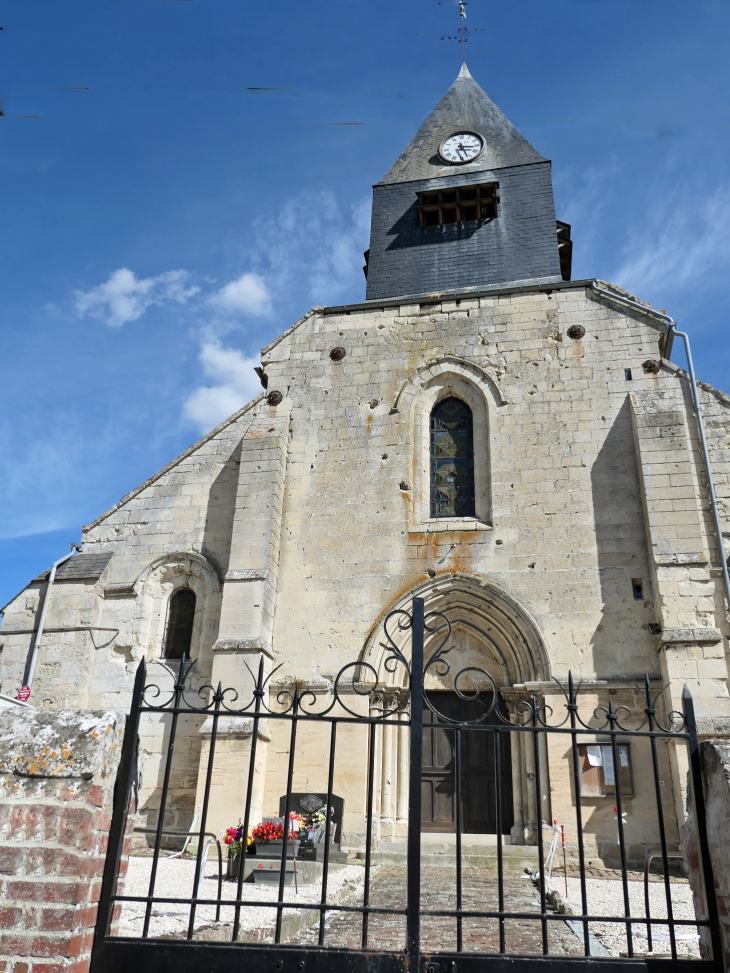 L'entrée de l'église - Ricquebourg