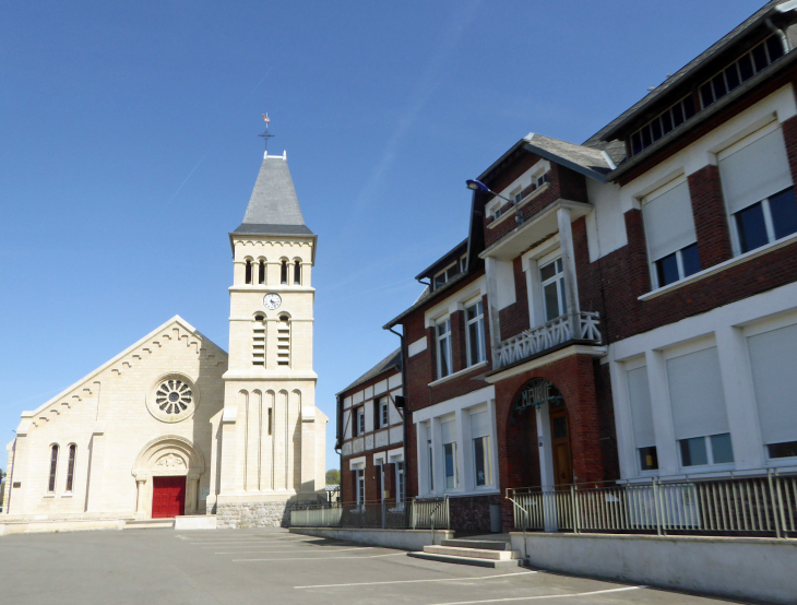 La mairie et l'église - Doingt