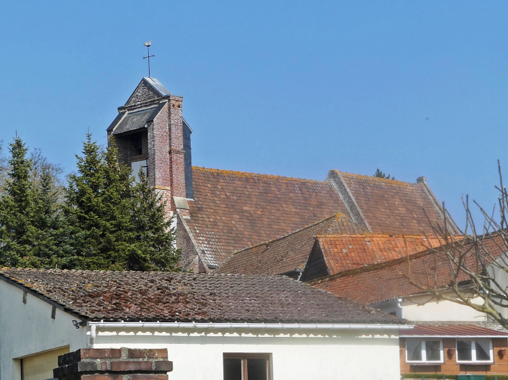 Le clocher mur de l'église au dessus des maisons - Grand-Laviers